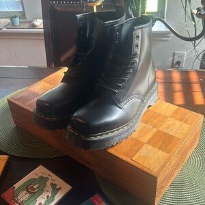 DR MARTENS 8EYE SQUARE TOE VEGAN BOOT